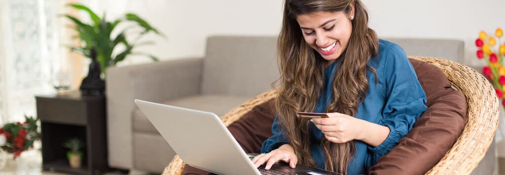 FutureStudy: Unsere Produktempfehlungen für Studenten 9 Frau mit Bankkarte und Laptop