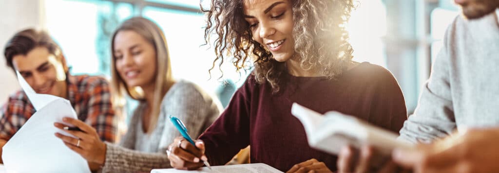 Wohnungsbauprämie: Mit staatlicher Förderung ins Eigenheim 14 Schüler oder Studenten beim lernen