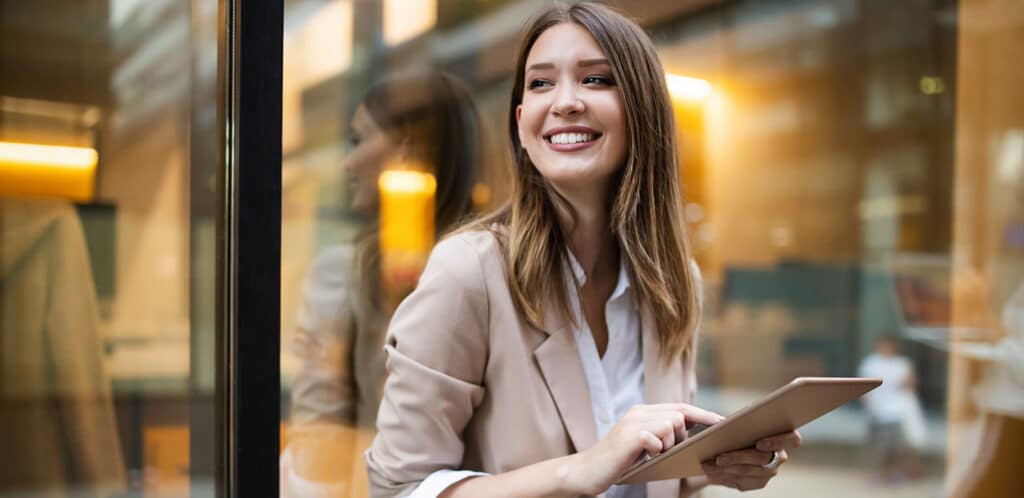 FutureStudy: Unsere Produktempfehlungen für Studenten 6 Frau mit iPad