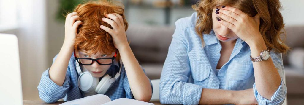 Taschengeld: Wie viel ist angemessen? 14 Homeschooling: Mutter und Sohn vor Schulaufgaben