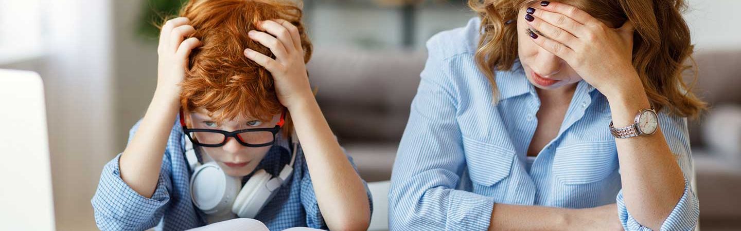 Homeschooling: Mutter und Sohn vor Schulaufgaben