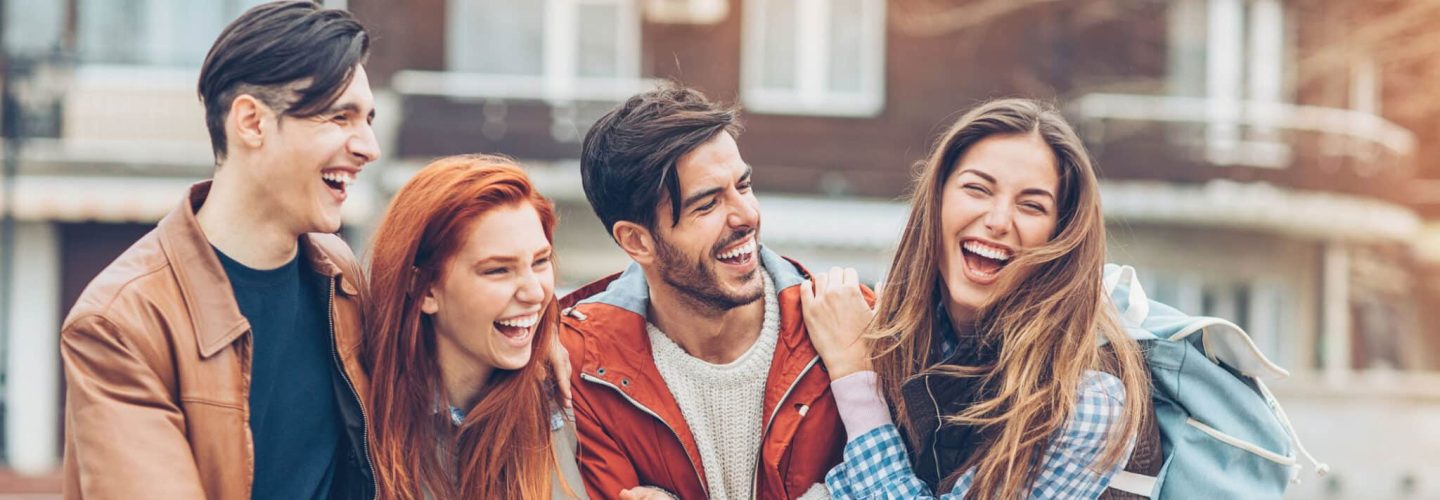 Gruppe glücklicher junger Menschen