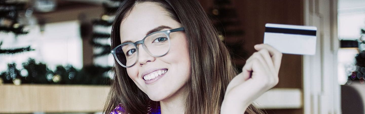 Frau mit Karte in der Hand: Rabatte mit der Azubicard